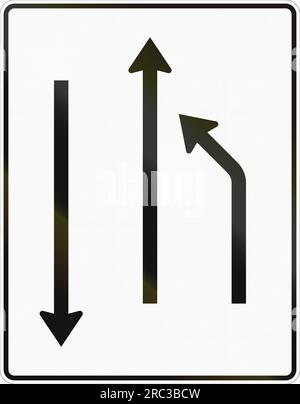 Deutsches Straßenschild: Biegen Sie in die andere Spur ab. Gegenverkehr wird angezeigt. Stockfoto