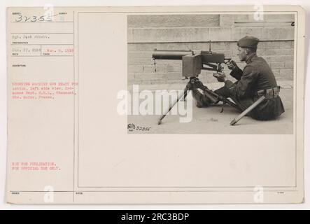 Bild von Sergeant Jack Abbott mit einem Browning Maschinengewehr, aufgenommen am 27. Dezember 1916 im Ordinance Department in Chaumont, hte. Marne, Frankreich. Dieses Foto wurde während des Ersten Weltkriegs aufgenommen Die in der Abbildung dargestellte Pistole der Browning-Maschine wird von der linken Seite aus angezeigt und ist einsatzbereit. Bitte beachten Sie, dass dieses Bild nicht zur Veröffentlichung bestimmt ist und nur für den offiziellen Gebrauch bestimmt ist. Stockfoto