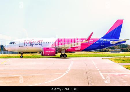 FLUGHAFEN MEMMINGEN: WIZZAIR W4468 Stockfoto