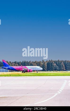FLUGHAFEN MEMMINGEN: WIZZ AIR TOUCHDOWN VON NIS - SERBIEN Stockfoto