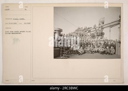 Feuerwehrleute an Bord der U.S.S. George Washington, ein amerikanisches Militärschiff im Ersten Weltkrieg. Das Foto wurde im Dezember 1918 aufgenommen und ist Teil der Sammlung des Signalkorps. Stockfoto