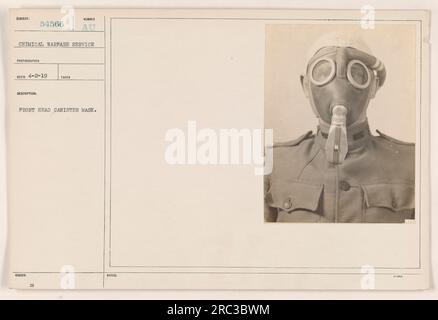 Ein Soldat, der eine Kanister-Maske trug, eine Art Gasmaske, die im Ersten Weltkrieg verwendet wurde. Das Foto wurde von einem Fotografen des Chemical Warfare Service an einem unbekannten Datum aufgenommen. Die Maske wird mit der AU-Nummer identifiziert. Stockfoto