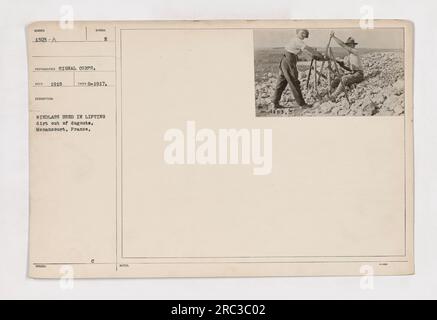 Dieses Foto zeigt ein Windglas, das während des Ersten Weltkriegs verwendet wurde, um Dreck aus Dugouts in Menancourt, Frankreich, zu heben. Das Bild wurde im August 1917 vom Fotografen Reed des Signal Corps aufgenommen. Die Windscheibe spielte während des Krieges eine entscheidende Rolle beim Bau und der Instandhaltung von Gräben. Stockfoto