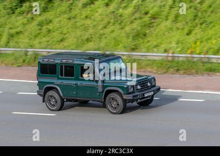 2023 Green Ineos Grenadier Trialmaster Ed Auto Benzin 2998 cm3; Fahrt mit hoher Geschwindigkeit auf der Autobahn M6 im Großraum Manchester, Großbritannien Stockfoto