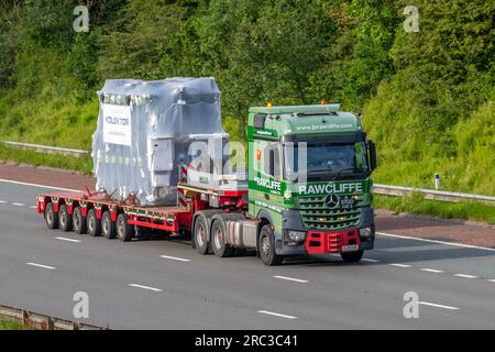 J B Rawcliffe & Sons Ltd - Spezialisten für Schwertransporte, die auf der Autobahn M6 in Greater Manchester, Großbritannien, unterwegs sind Stockfoto