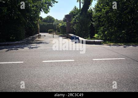 Tor am Eingang eines Herrenhauses, vom Rand einer Straße in der italienischen Landschaft aus gesehen Stockfoto