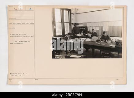 Lieutenant Barnhouse und seine Assistenten an der Schule für Militärluftfahrt, Princeton Universität. Das Foto ging im Dezember 1917 ein und wurde im selben Monat aufgenommen. Sie hat die Nummer 1436. LT. Barnhouse kann mit seinem Team in der Schule gesehen werden. Das Foto wurde am 20. Dezember 1917 an das C.P.I herausgegeben. Diese Informationen sind in der Beschreibung vermerkt. Stockfoto