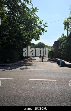 Tor am Eingang eines Herrenhauses, vom Rand einer Straße in der italienischen Landschaft aus gesehen Stockfoto