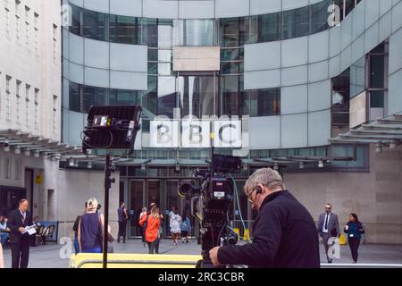 London, Großbritannien. 12. Juli 2023 Die Medien versammeln sich vor dem BBC-Hauptquartier, während der Sender einen männlichen Moderator suspendiert, der beschuldigt wurde, einen Teenager für explizite Bilder zu bezahlen. Weitere Anschuldigungen über unangemessenes Verhalten sind aufgekommen, darunter das Versenden missbräuchlicher Nachrichten an einen zweiten jungen Menschen und das Aufbrechen von Sperrregeln während der Covid-Pandemie, um eine Person von einer Dating-Website zu treffen. Kredit: Vuk Valcic/Alamy Live News Stockfoto