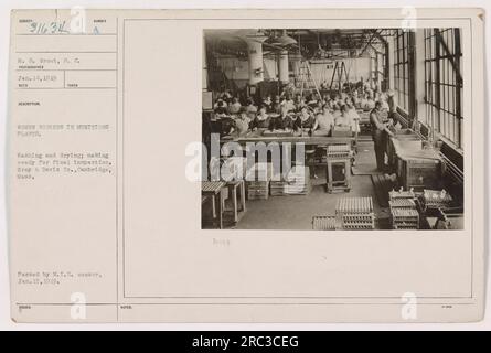 Eine Gruppe von Sumber-Arbeiterinnen im Munitionswerk von Gray & Davis Co. In Cambridge, Massachusetts. Sie sind hier in Vorbereitung auf die Endinspektion Wasch- und Trocknungsanlagen zu sehen. Dieses Foto wurde von dem Fotografen M.S. aufgenommen Groat am 14. Januar 1919 und am 15. Januar 1919 vom M.I.D.-Zensor angenommen. Stockfoto