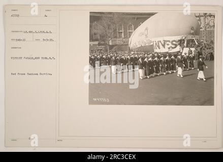 Mitglieder des Roten Kreuz-Kantinendienstes, die während des 1. Weltkriegs an der Siegesparade in New York City teilnahmen Das Foto, aufgenommen von LT. Geo H. Lyon, fängt die Mitglieder des Dienstes, die stolz marschieren. Dieses Bild war Teil einer Reihe von Fotografien, die amerikanische Militäraktionen während des Krieges dokumentierten. Stockfoto