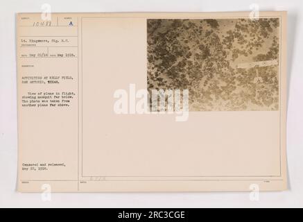 Bildunterschrift: 'Blick auf ein Flugzeug im Flug über Kelly Field, San Antonio, Texas, mit Mesquite-Vegetation unten. Dieses Foto wurde aus einem anderen Flugzeug hoch oben aufgenommen. Das Foto wurde zensiert und am 22. Mai 1918 veröffentlicht. Stockfoto