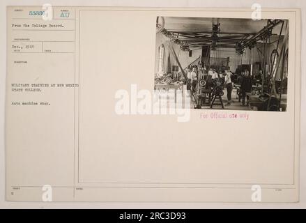 Soldaten, die eine militärische Ausbildung in der Automaschinenwerkstatt im New Mexico State College erhalten. Dieses Foto wurde im Dezember 1918 aufgenommen und ist Teil der Sammlung „Fotografien amerikanischer Militäraktivitäten während des Ersten Weltkriegs“. Es ist nur für den offiziellen Gebrauch bestimmt. Stockfoto