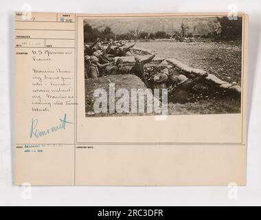 Auf dem Foto 111-SC-2147 sehen Sie US-Marines in Frankreich, die Handgranaten werfen, während sie von französischen Soldaten angewiesen werden. Die Marines tragen Schutzhelme aus Stahl. Das Foto wurde am 11. Januar 1918 aufgenommen und für C.P.I. freigegeben (Zentralpresseverband) am selben Tag. Stockfoto