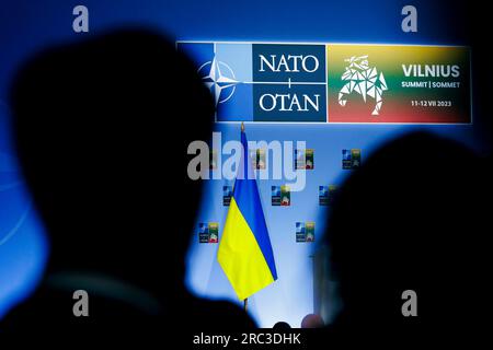 Vilnius, Litauen. 12. Juli 2023. Die ukrainische Flagge fliegt auf einer Bühne des NATO-Gipfels in Vilnius, Litauen. Vilnius, 07/12/2023. Kredit: dpa/Alamy Live News Stockfoto