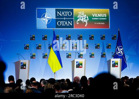 Vilnius, Litauen. 12. Juli 2023. Die ukrainische Flagge fliegt auf einer Bühne des NATO-Gipfels in Vilnius, Litauen. Vilnius, 07/12/2023. Kredit: dpa/Alamy Live News Stockfoto