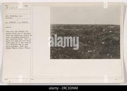 Sergeant Finebergs Foto, aufgenommen am 22. Januar 1919, zeigt einen Blick auf den Hügel 304 in Mause, Frankreich. Der Hügel war Schauplatz zahlreicher Schlachten während des Ersten Weltkriegs. Im Vordergrund sind die Überreste eines Skeletts zu sehen. Das Bild zeigt Männer aus dem Abbruchbüro, die Munition Bergen und Blindgänger am Boden explodieren lassen. Stockfoto