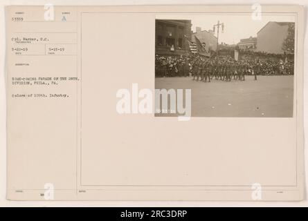 Soldaten der 28. Division nehmen an einer Homecoming-Parade in Philadelphia, Pennsylvania, Teil. Das Foto zeigt die Mitglieder der Infanterie von 109., gekennzeichnet durch ihre unverwechselbaren Farben. Das Bild wurde am 22. Mai 1919 aufgenommen und am 15. Mai 1919 erhalten. Das Foto ist offiziell mit den Hinweisen 953359 1-05 beschriftet. Stockfoto