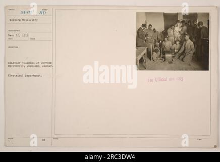 Soldaten, die eine militärische Ausbildung an der Western University in Quindaro, Kansas, absolvieren. Das Foto wurde von der Elektroabteilung von Kansas aufgenommen, mit der Nummer des Fotografen 54925. Das Bild wurde am 10. Dezember 1918 aufgenommen. Es zeigt Soldaten, die an Ausbildungsmaßnahmen der Western University beteiligt sind, insbesondere im Bereich der militärischen Ausbildung. Das Foto ist als „nur zur offiziellen Verwendung“ gekennzeichnet. Stockfoto