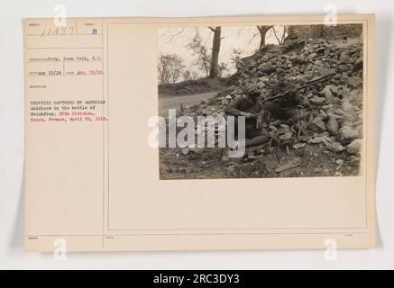 Amerikanische Soldaten posieren stolz mit ihren Trophäen, die während der Schlacht von Seichfrey gefangen wurden. Dieses Foto, aufgenommen von Corp Keen Polk zeigt am 29. April 1918 die Soldaten der 26. Division in Boucq, Frankreich. Die eindrucksvolle Sammlung der Kriegsbeute der Soldaten wird als Symbol ihrer Tapferkeit und ihres Sieges dargestellt. Stockfoto