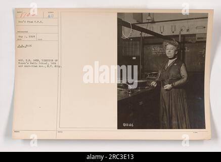 Dieses Bild zeigt Mrs. H.S. Owen, Direktorin der Women's Radio School, in New York City während des Ersten Weltkriegs. Das Foto wurde am 1. Mai 1918 aufgenommen und ist Teil einer Serie, die amerikanische Militäraktionen dokumentiert. Die Beschriftung enthält Informationen über den Fotografen und die ID-Nummer des Bildes. Stockfoto