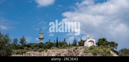 Elefsina Panagia Mesosporitissa alte orthodoxe Kapelle, Glockenturm und Uhrenturm auf Felsen über der archäologischen Stätte, Ziel Attica Griechenland. Banner Stockfoto