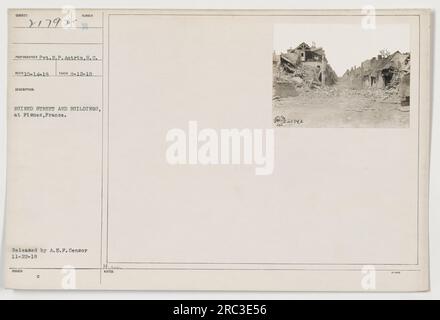 Zerstörte Straßen und Gebäude in Fismes, Frankreich während des Ersten Weltkriegs. Dieses Foto wurde am 12. August 1918 von Pvt.R.P. aufgenommen Antrim, zeigt die Zerstörung, die der Krieg verursacht hat. Es wurde von der A.E.F. veröffentlicht Zensor am 22. November 1918. (Beschreibung basierend auf den Angaben auf dem Etikett: 111-SC-21792 SURRECT 21792; FOTOGRAF Pvt.R.P. ANTRIM, S.C. NUMMER RECTO 10-14-18 GENOMMEN 8-12-18) Stockfoto