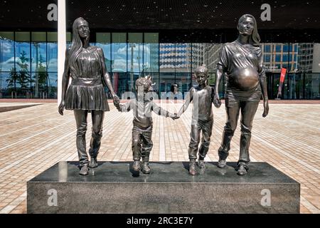 Eine echte Birmingham Family Statue von Gillian trägt. Centenary Square, Birmingham, England, Großbritannien Stockfoto