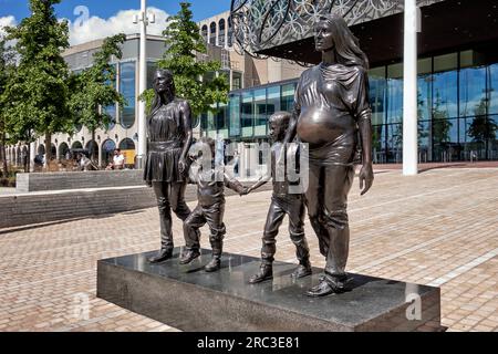 Eine echte Birmingham Family Statue von Gillian trägt. Centenary Square, Birmingham, England, Großbritannien Stockfoto