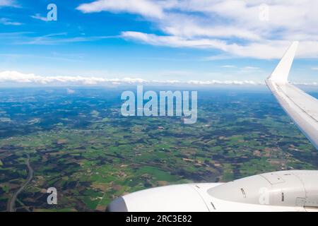Wunderschöne Aussicht aus dem Fenster des Flügels des Flugzeugs, das über die Umgebung des Flughafens Santiago de Compostela fliegt Stockfoto