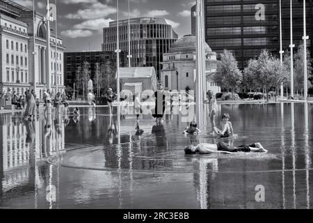 Centenary Square, Birmingham, mit Kindern, die sich von der Hitzewelle des Sommers abkühlen, Schwarzweißfotografie in England Großbritannien Stockfoto