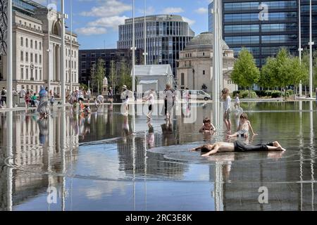Centenary Square, Birmingham, mit Kindern, die sich von der Hitzewelle des Sommers im Wasser abkühlen, England, Großbritannien Stockfoto