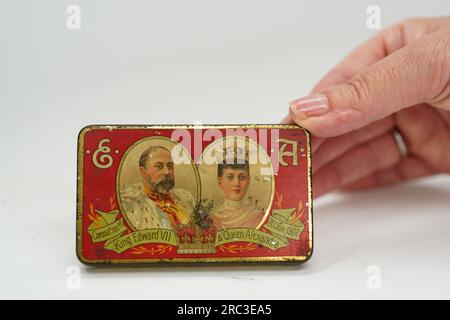 Eine Dose mit Cadbury's Chocolates, hergestellt zur Feier der Krönung von König Edward VII und Königin Alexandra am 26. Juni 1902, bevor sie bei Hanson's Auctioneers in Etwal, Derbyshire, mit einem Orientierungspreis von 100 - 150 GBP versteigert werden. Die Spezialdose aus Cadburys Vanilleschokolade wurde der neunjährigen Mary Ann Blackmore von ihrer Durham-Schule geschenkt und als Erinnerung an einen wichtigen königlichen Anlass für ihr ganzes Leben, bis zu ihrem Tod im Alter von 96 Jahren im Jahr 1988, geschätzt. Bilddatum: Mittwoch, 12. Juli 2023. Stockfoto