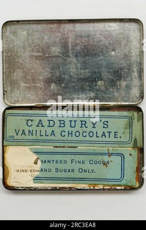 Eine Dose mit Cadbury's Chocolates, hergestellt zur Feier der Krönung von König Edward VII und Königin Alexandra am 26. Juni 1902, bevor sie bei Hanson's Auctioneers in Etwal, Derbyshire, mit einem Orientierungspreis von 100 - 150 GBP versteigert werden. Die Spezialdose aus Cadburys Vanilleschokolade wurde der neunjährigen Mary Ann Blackmore von ihrer Durham-Schule geschenkt und als Erinnerung an einen wichtigen königlichen Anlass für ihr ganzes Leben, bis zu ihrem Tod im Alter von 96 Jahren im Jahr 1988, geschätzt. Bilddatum: Mittwoch, 12. Juli 2023. Stockfoto