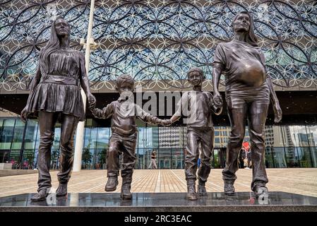 Eine echte Birmingham Family Statue von Gillian trägt. Centenary Square, Birmingham, England, Großbritannien Stockfoto