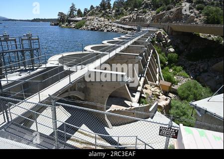 Bear Valley Dam am Big Bear Lake in Kalifornien. Stockfoto