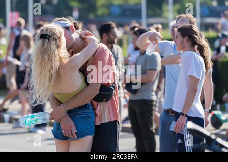 Berlin, Deutschland, 8. Juli 2023, Ein Paar begrüßt und feiert leidenschaftlich die großartigste Techno-Parade in Deutschland, auch bekannt als Rave the Planet. Stockfoto