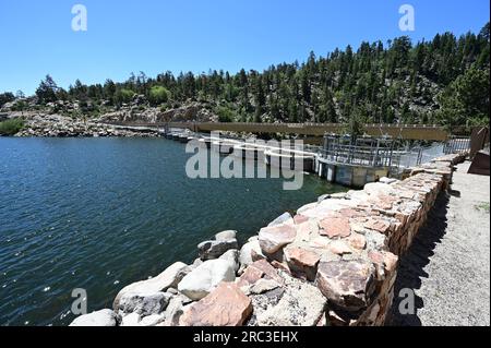 Bear Valley Dam am Big Bear Lake in Kalifornien. Stockfoto