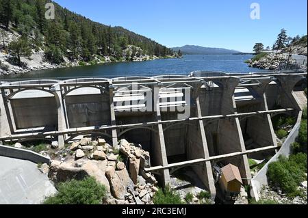 Bear Valley Dam am Big Bear Lake in Kalifornien. Stockfoto