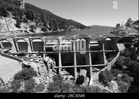 Bear Valley Dam am Big Bear Lake in Kalifornien. Stockfoto