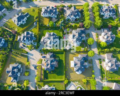 Luftaufnahme der Neubau Luxus Wohnviertel Straße Single Familie Immobilien Immobilien Stockfoto