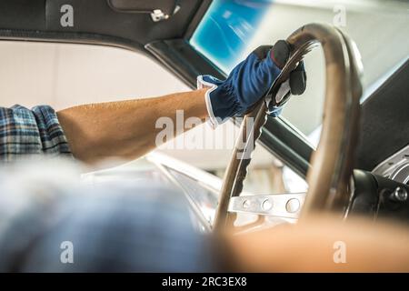 Kaukasischer Automechaniker Hinter Dem Lenkrad Eines Klassischen Autos Stockfoto