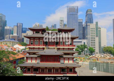 Beeindruckender Blick aus der Vogelperspektive zeigt den Buddha Tooth Relic Temple, einen herrlichen buddhistischen Tempel, eingebettet in Singapurs lebhaftem Chinatown Viertel Stockfoto