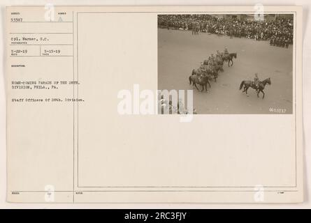 Eine Gruppe von Stabsoffizieren der 28. Division, die an der Homecoming-Parade in Philadelphia, Pennsylvania teilnimmt. Das Foto wurde am 22. Mai 1919 aufgenommen. Zu den Beschriftungsinformationen gehören der Fotograf und die Beschreibung des Bildes. Stockfoto