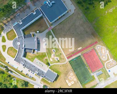 Schulsportplatz mit Fußballstadion, Joggingstrecken. Basketball, Volleyball, Tennisplätze. Luftbild, Draufsicht. Stockfoto