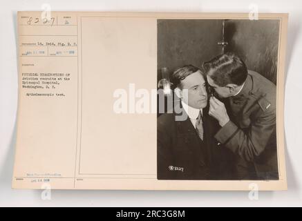 Flugrekruten, die sich körperlichen Untersuchungen, einschließlich eines apthalmoskopischen Tests, im Episcopal Hospital in Washington, D.C. unterziehen Das Foto wurde im April 1918 von LT. Reid vom Signalkorps aufgenommen. Dieses Bild ist nicht zur Veröffentlichung vorgesehen. Überschrift: Flugrekruten werden körperlichen Untersuchungen im Episcopal Hospital in Washington, D.C. unterzogen, April 1918. Leutnant Reid, Signalkorps, hat den Moment während eines apthalmoskopischen Tests festgehalten. Nicht zur Veröffentlichung. Stockfoto