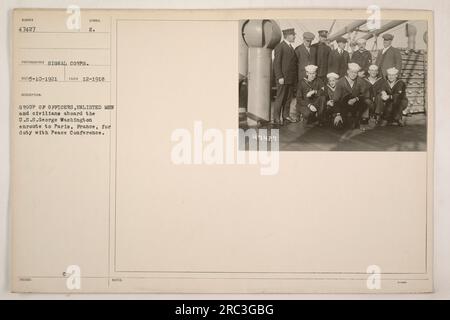 Gruppe von Offizieren, Soldaten und Zivilisten an Bord der U.S.S. George Washington auf dem Weg nach Paris, Frankreich, zum Dienst bei der Friedenskonferenz. Das Foto wurde vom Signalkorps aufgenommen. Das Bild hat die Nummer 47427 und wurde im Dezember 1918 aufgenommen. Stockfoto