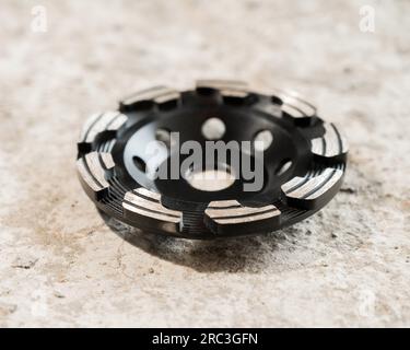 Nahaufnahme einer kreisförmigen Diamantscheibe auf Beton. Stockfoto