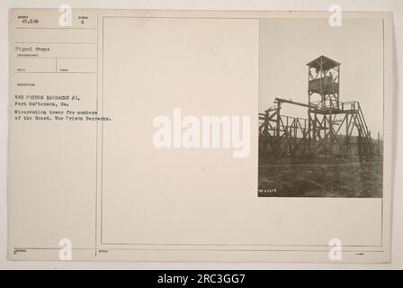 Aussichtsturm in der Kriegsgefangenenbaracke Nr. 1, Fort McPherson, Georgia. Der Turm wird von Mitgliedern der Wache benutzt, die den Zaun um die Baracken überwachen. Das Foto wurde von einem Fotografen des Signalkorps aufgenommen und ist mit dem Code „RECO“ und der Nummer „45648“ gekennzeichnet. Stockfoto