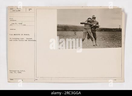Amerikanische Marines der 2. Division in Menacourt in Frankreich üben Bajonetttechniken im Ersten Weltkrieg. Das Foto wurde am 11. Januar 1918 aufgenommen und zeigt, wie die Marines lernen, ihre Gegner zu entwaffnen und zu werfen. Das Bild hat die Nummer 111-SC-2187 in der Sammlung „Fotos amerikanischer Militäraktionen während des Ersten Weltkriegs“. Stockfoto
